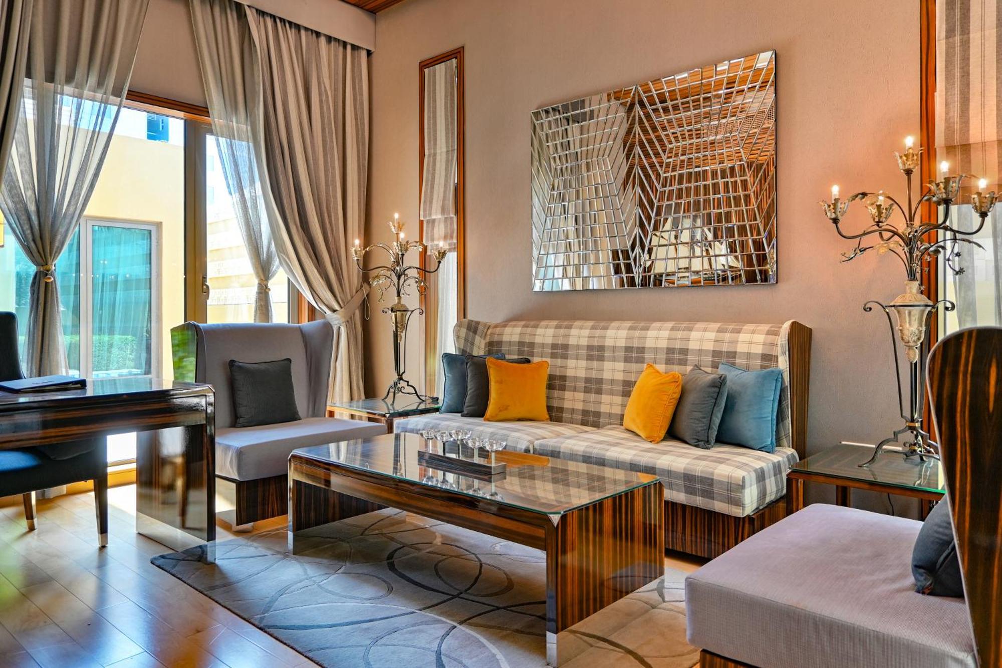 Palavra Resort Manama Exteriör bild A living room at the hotel