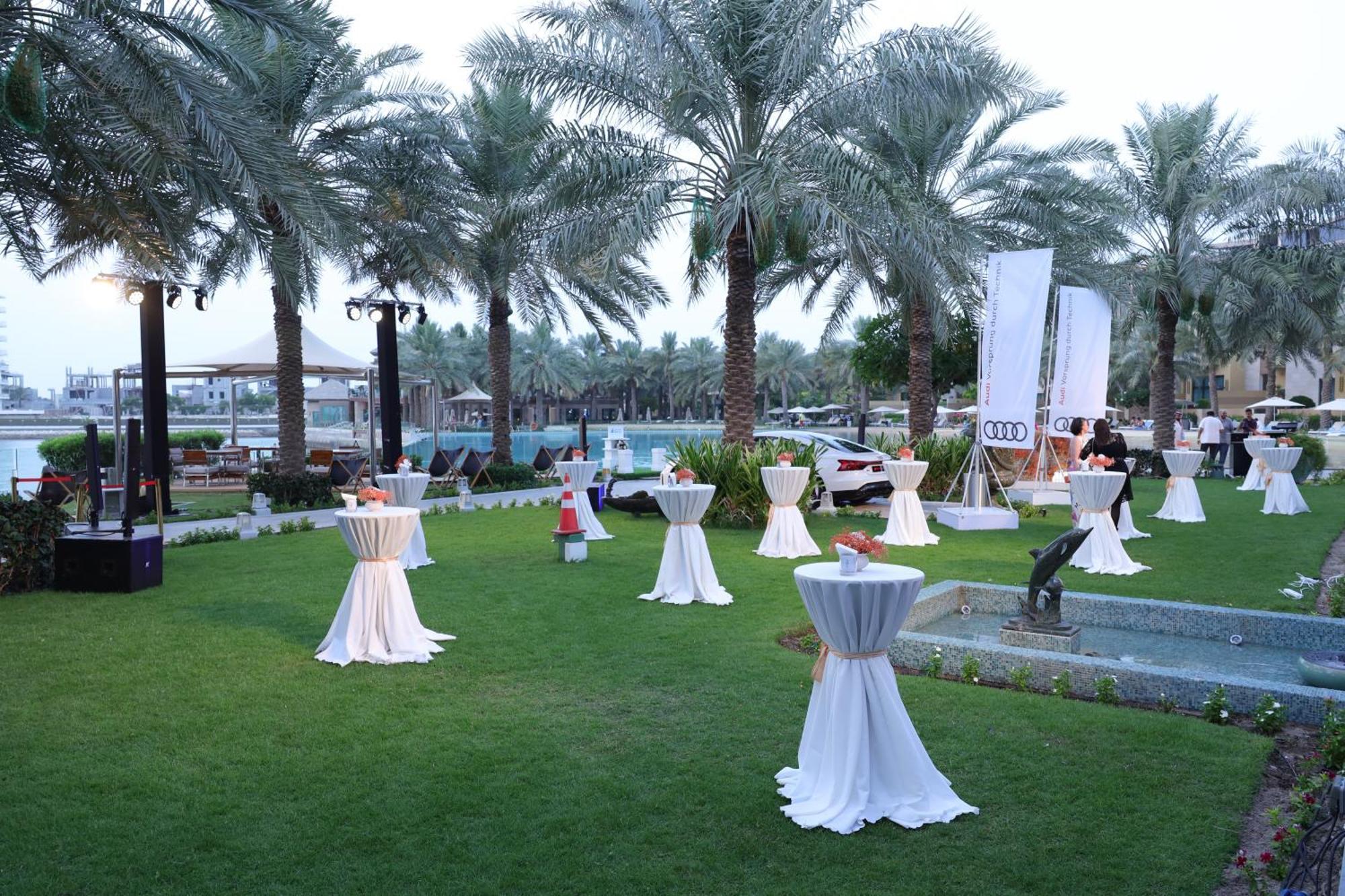 Palavra Resort Manama Exteriör bild The lawns at the Jumeirah Creek Hotel